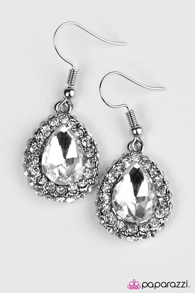 Paparazzi Earrings - Vogue in Venice - White